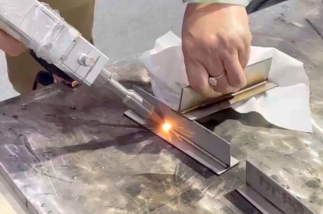 光纤激光焊接机焊缝变色的原因与处理方法